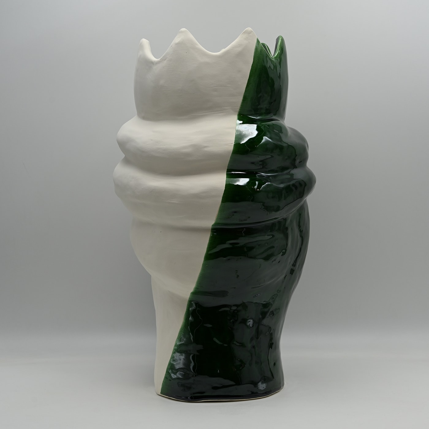 Zielono-biała rzeźba Głowa Maura