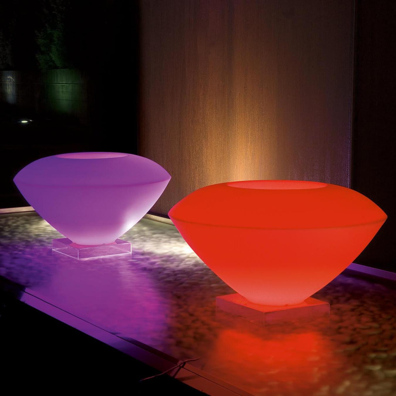 Biała zewnętrzna lampa podłogowa Trotty