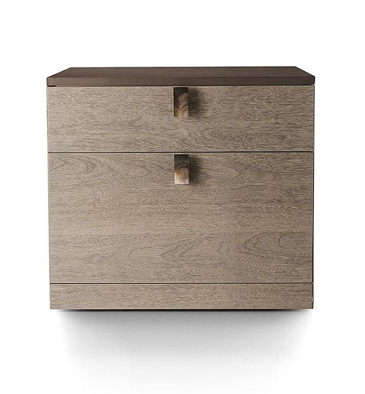 Mała szafa biurowa z blatem ze skóry