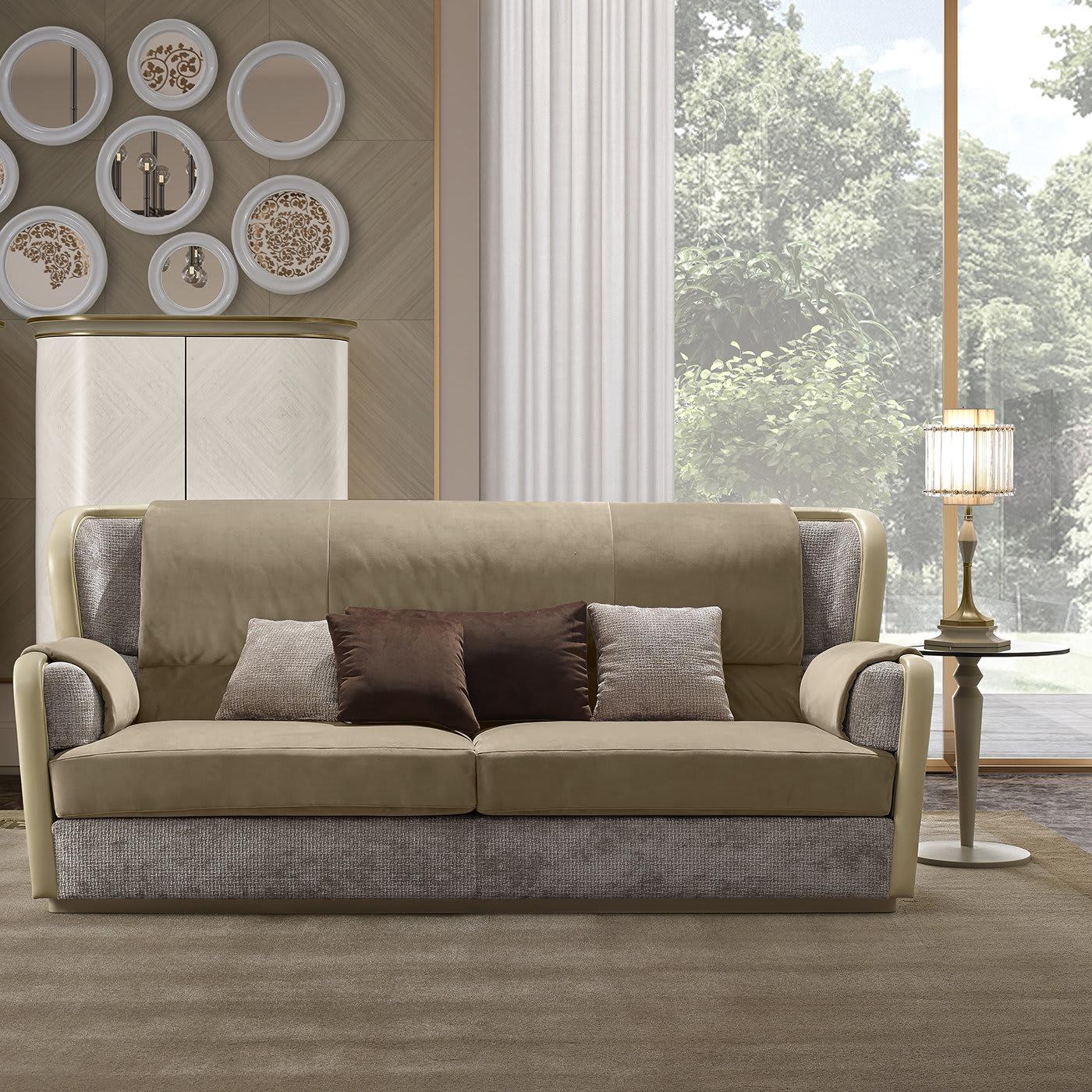 Beżowa sofa trzyosobowa