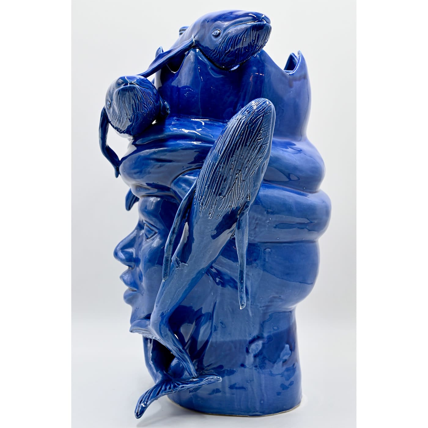 Błyszcząca niebieska rzeźba Głowa Maura