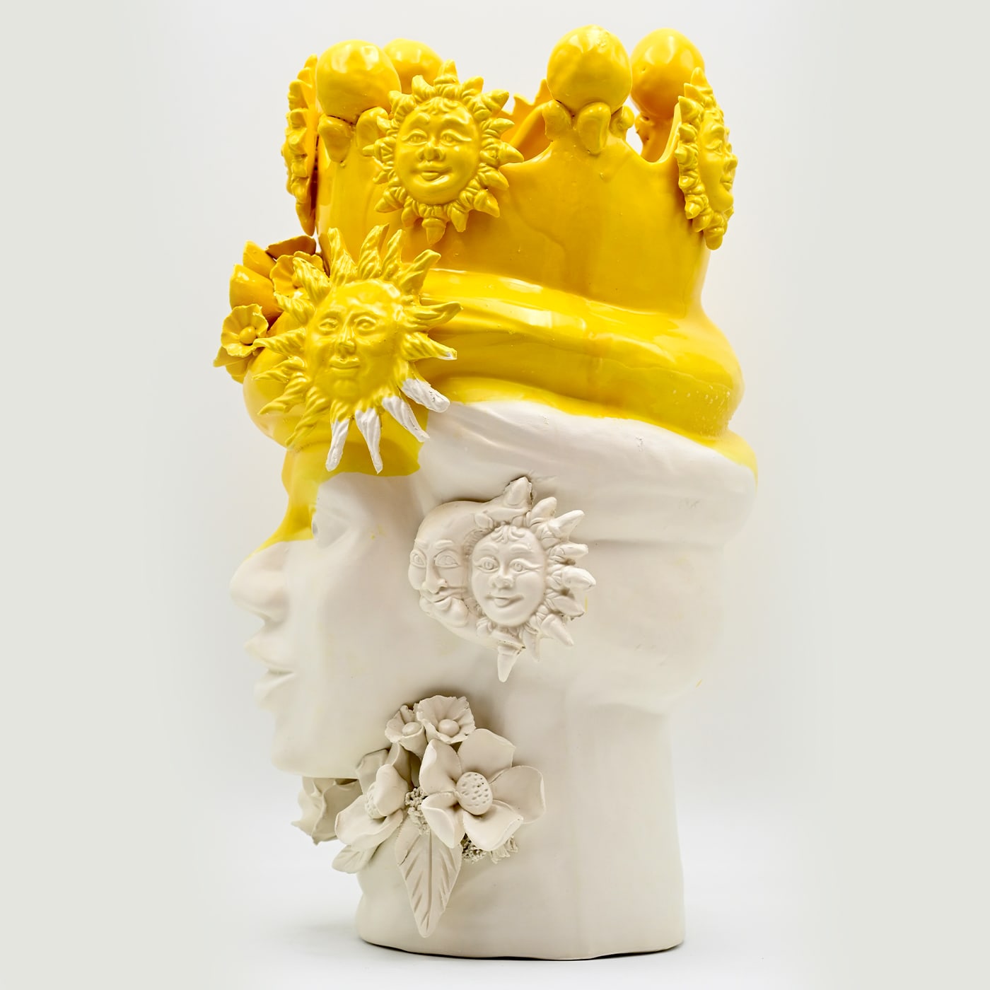 Ręcznie wykonana rzeźba Głowa Maura w kolorze złota i bieli