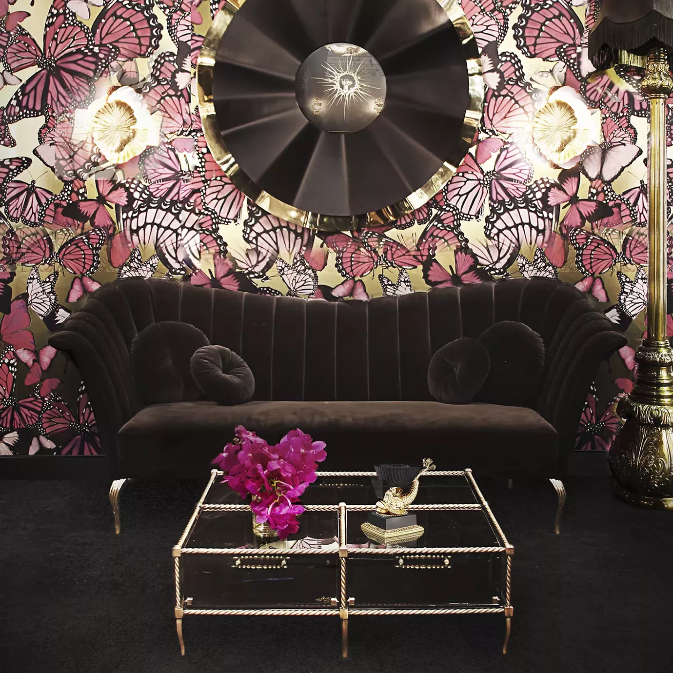 Sofa Saphira z metalową podstawą