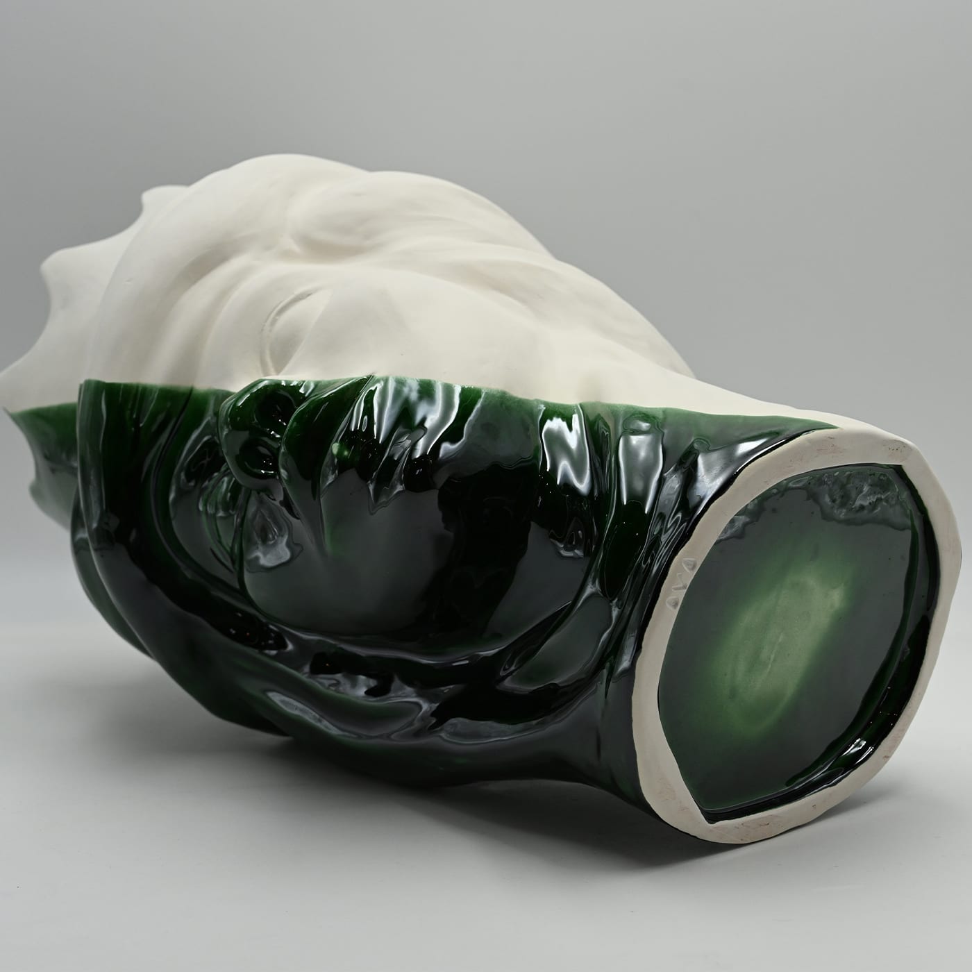 Zielono-biała rzeźba Głowa Maura