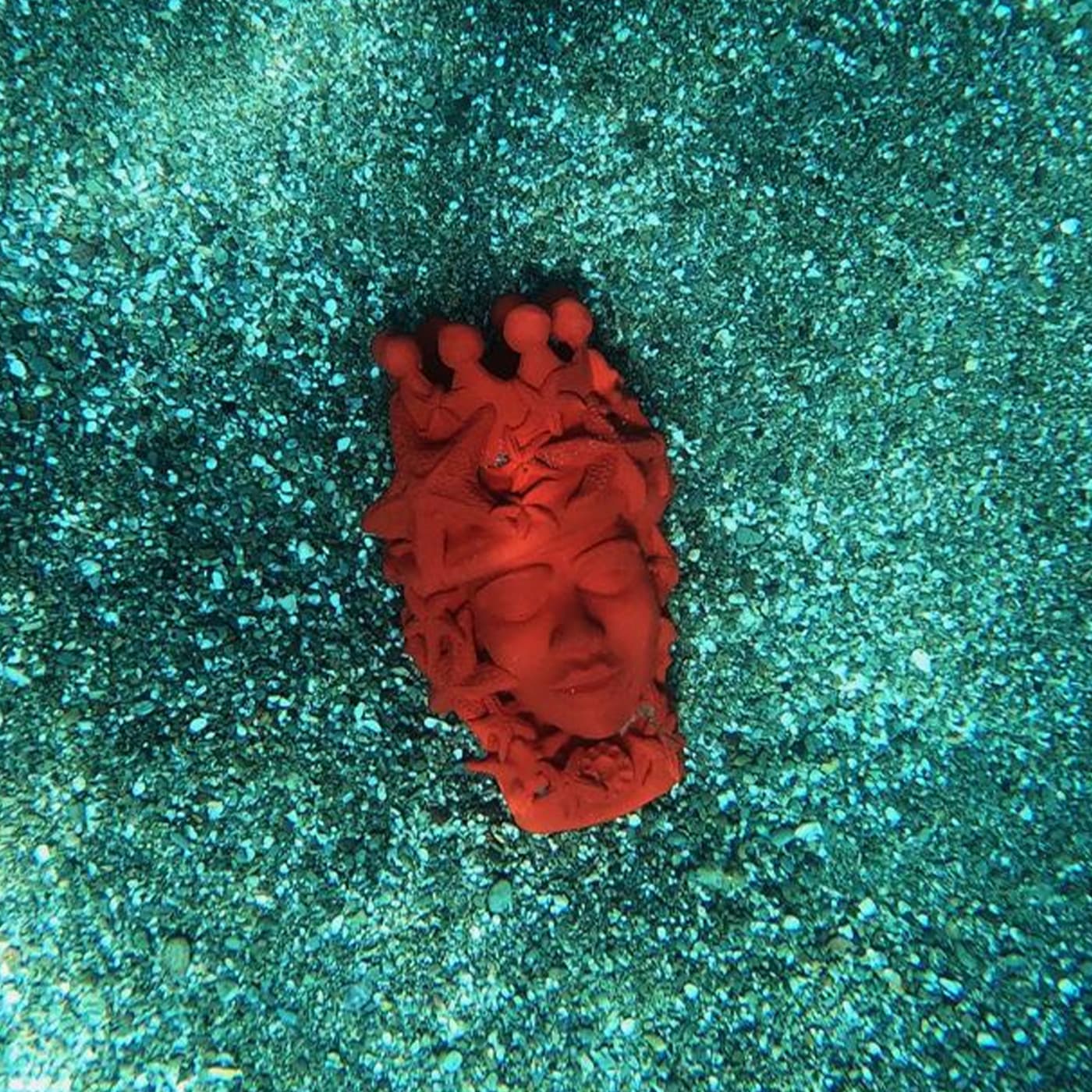 Ręcznie wykonana czerwona rzeźba Głowa Maura