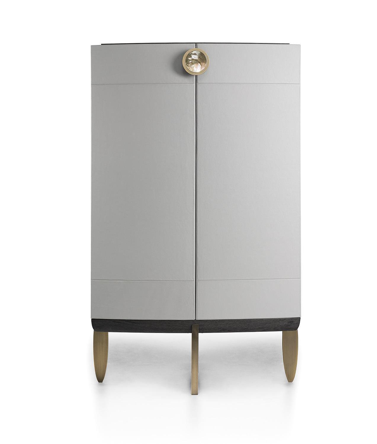 Szafka z detalami z masy perłowej i brązu