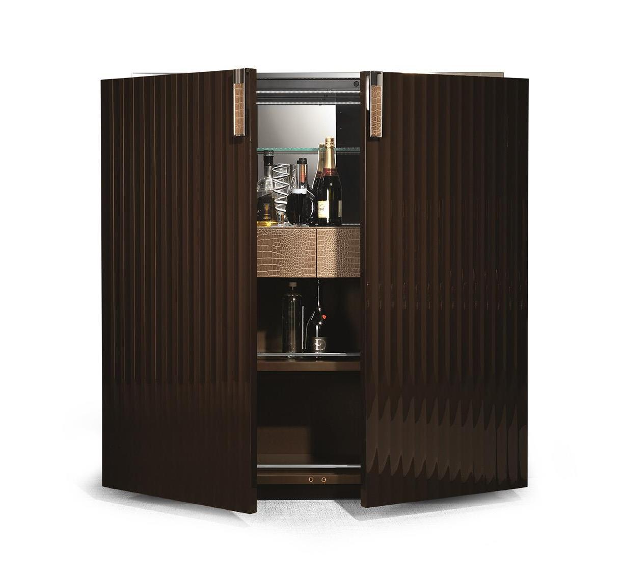 Szafka barowa dwudrzwiowa ze skóry i chromowanymi detalami