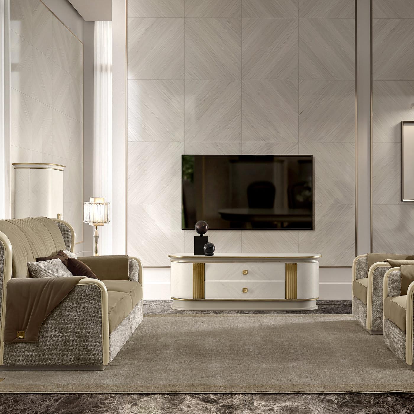 Beżowa sofa trzyosobowa