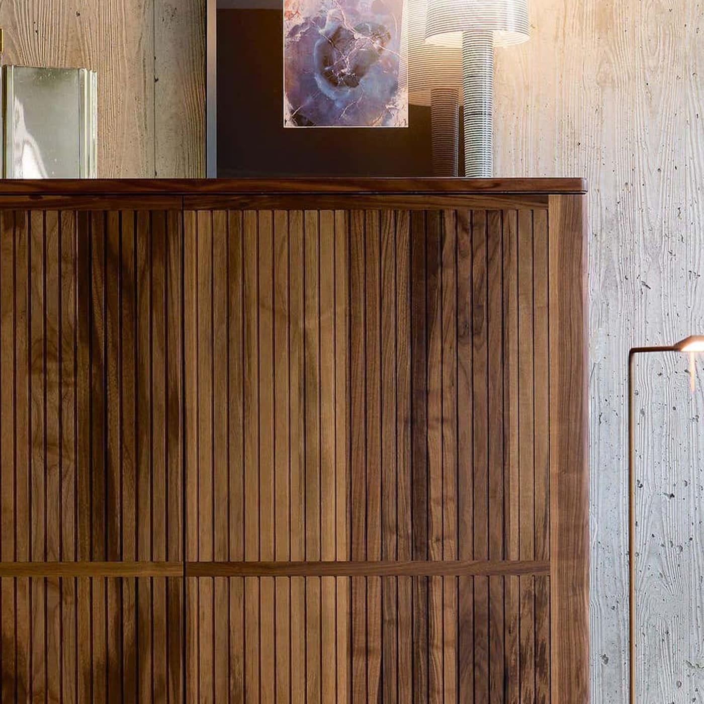 Wysoki brązowy kredens Eleva