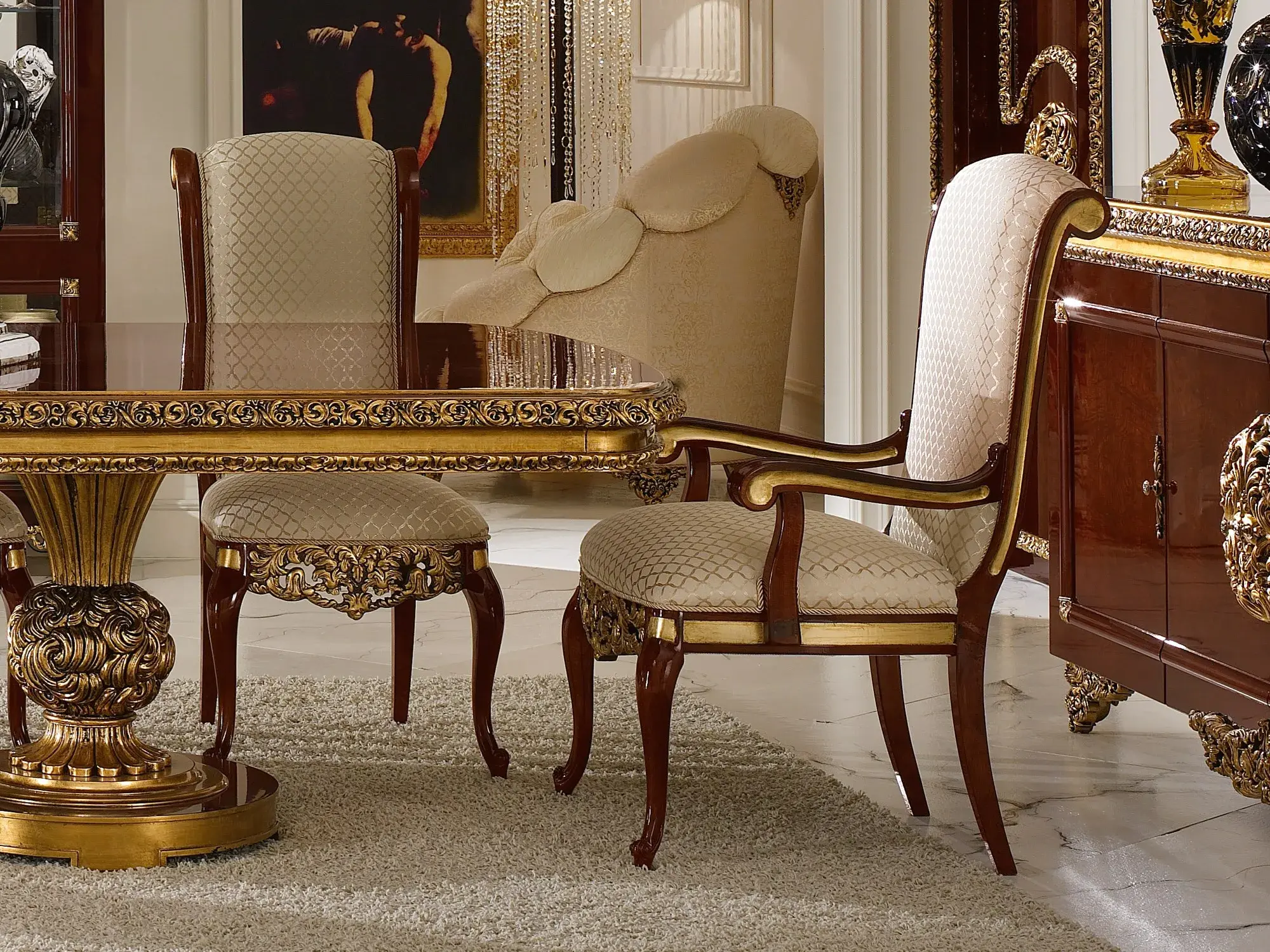 Klasyczne krzesło z podłokietnikami