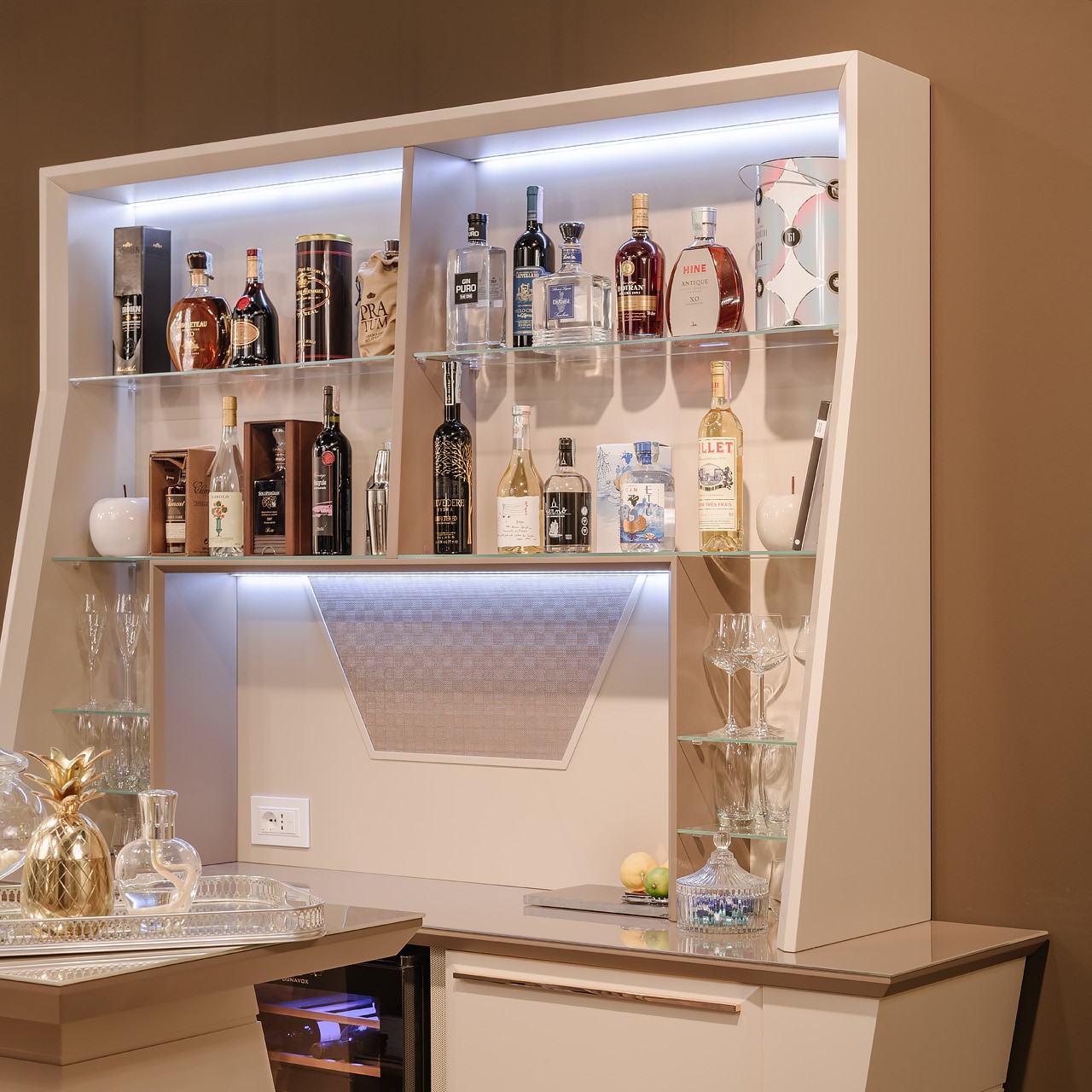 Domowy bar z ladą Hemingway