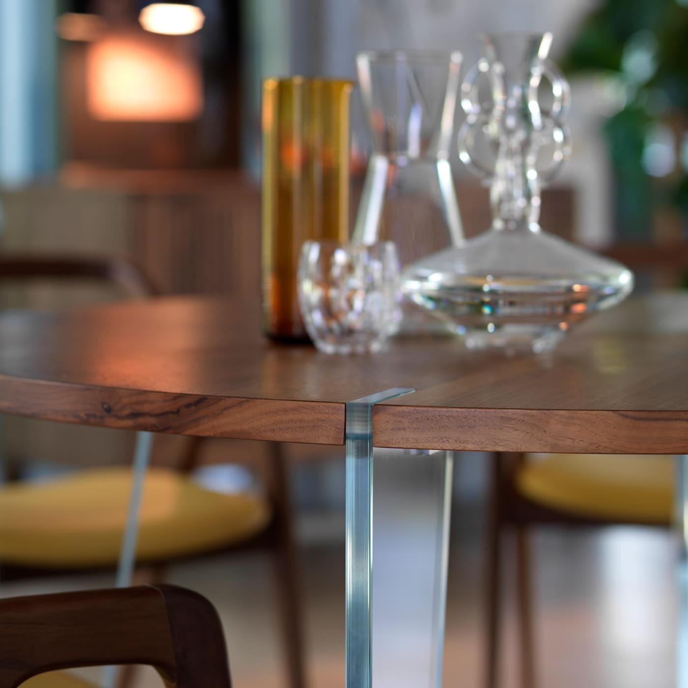 Okrągły brązowy stół Sospeso