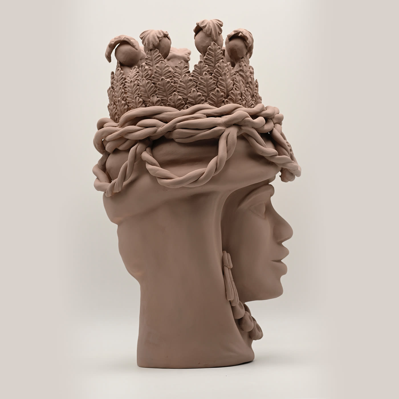 Rzeźba Głowa Maura w kolorze piaskowym