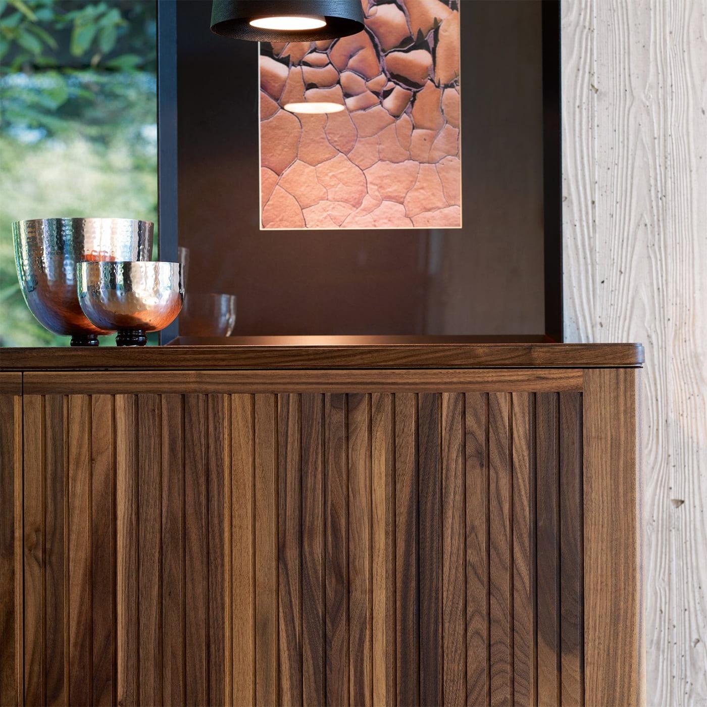 Wysoki brązowy kredens Eleva