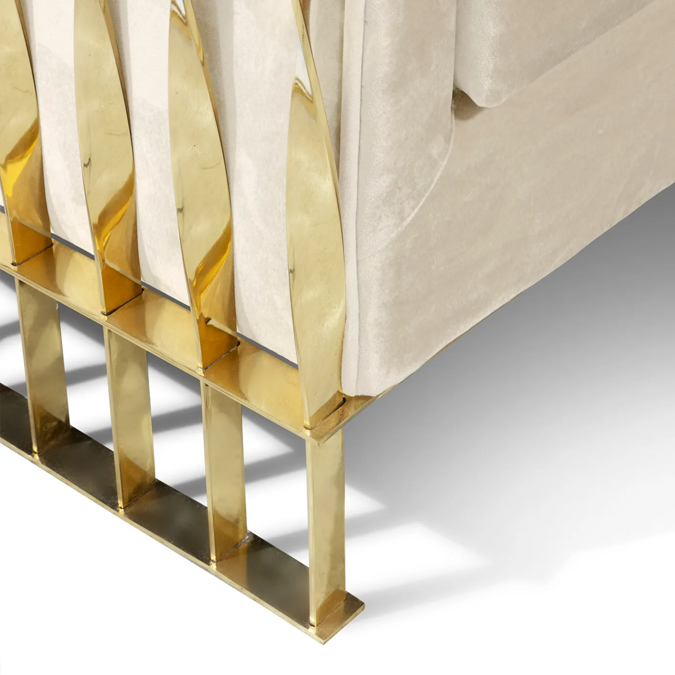 Fotel Solene z polerowanego mosiądzu