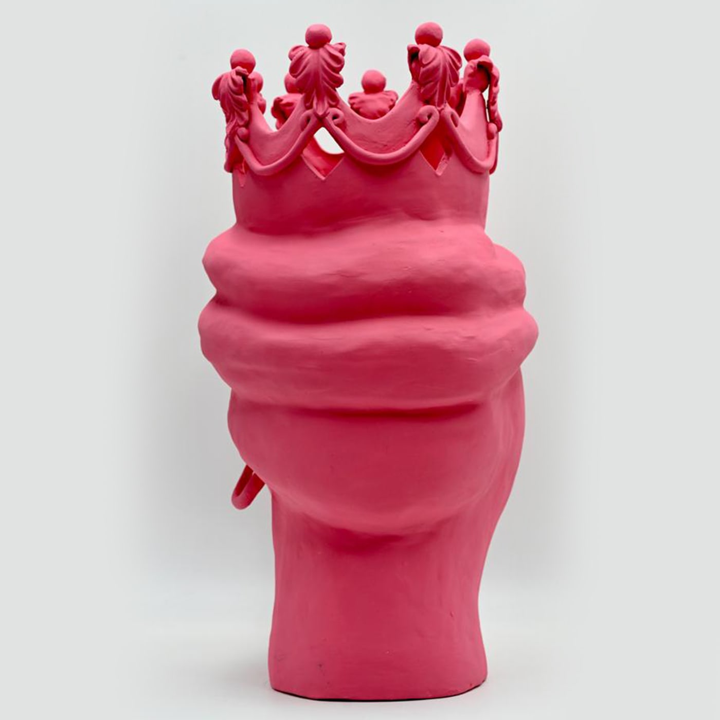 Różowa rzeźba Głowa Maura