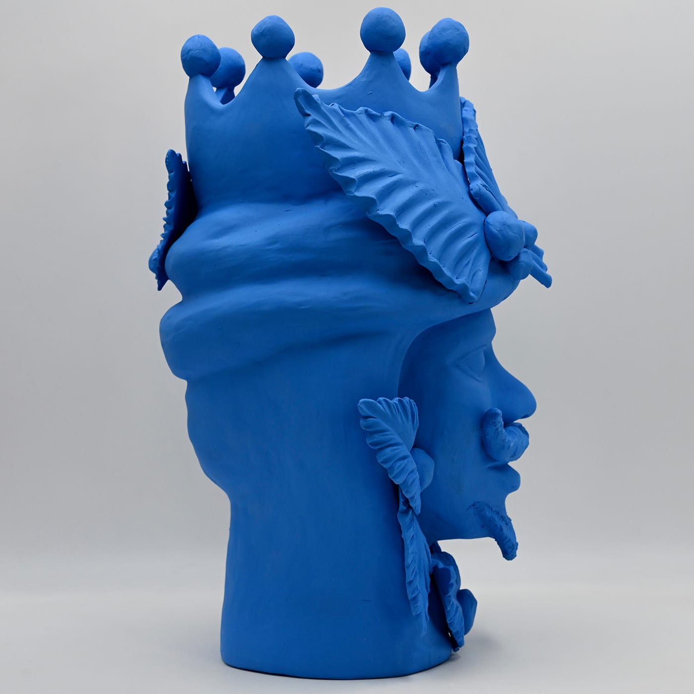 Niebieska rzeźba Głowa Maura