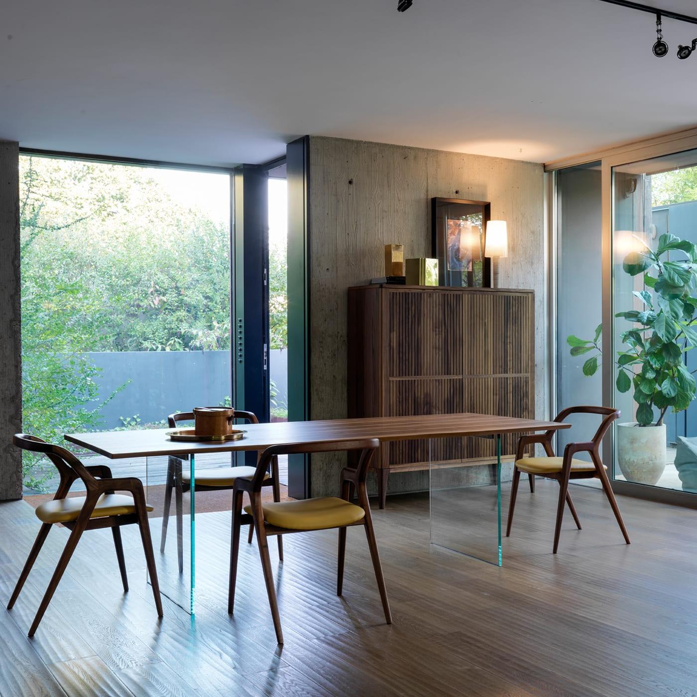 Wysoki brązowy kredens Eleva