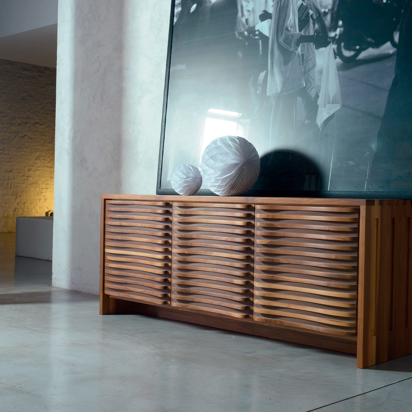 Brązowy kredens Sinuo