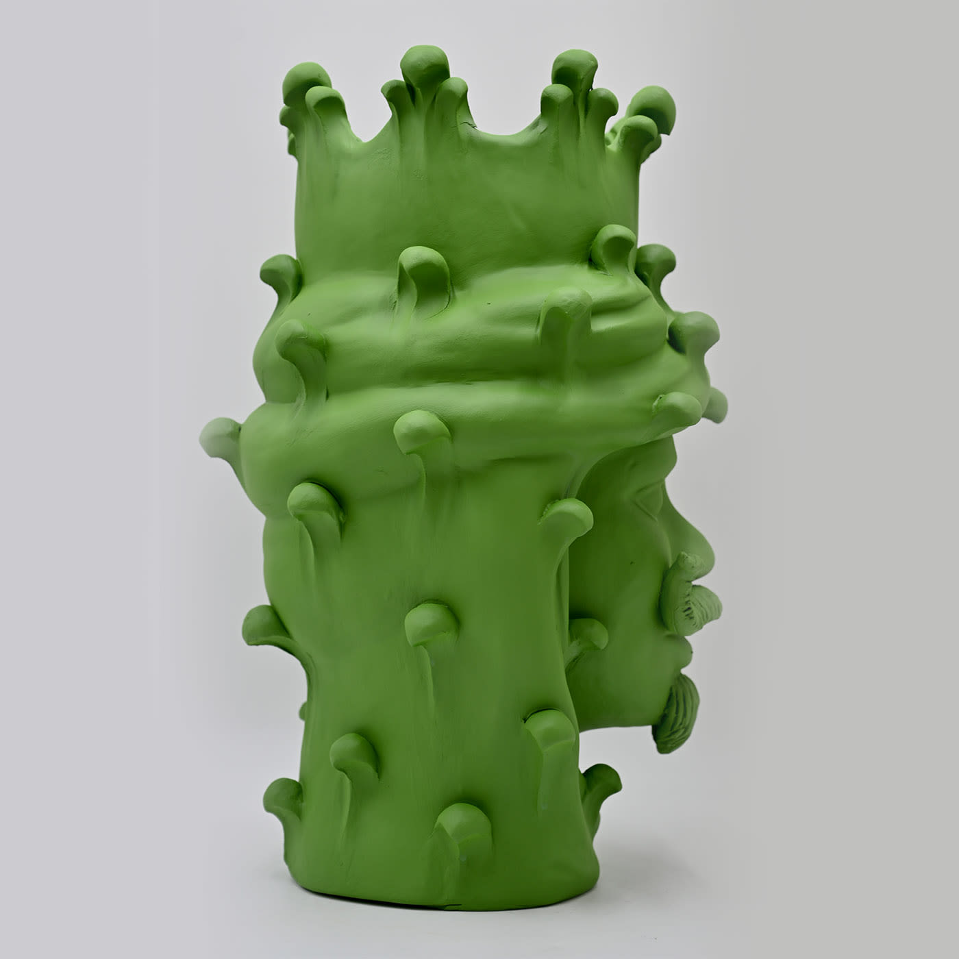 Matowa zielona rzeźba Głowa Maura