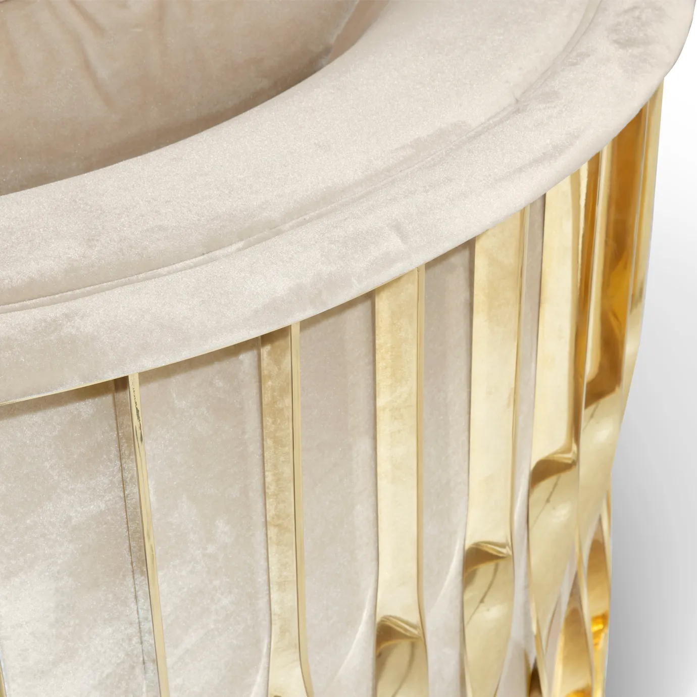 Fotel Solene z polerowanego mosiądzu