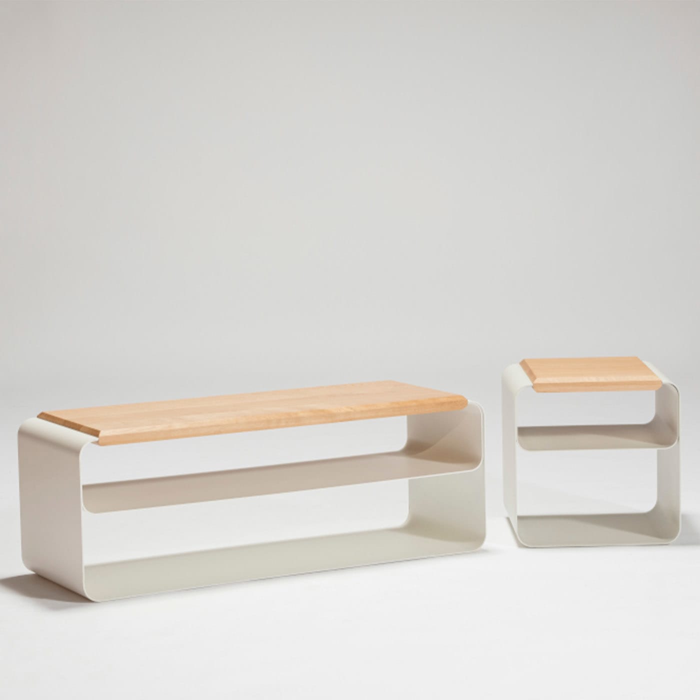 Minimalistyczny Drewniano-Metalowy Taboret