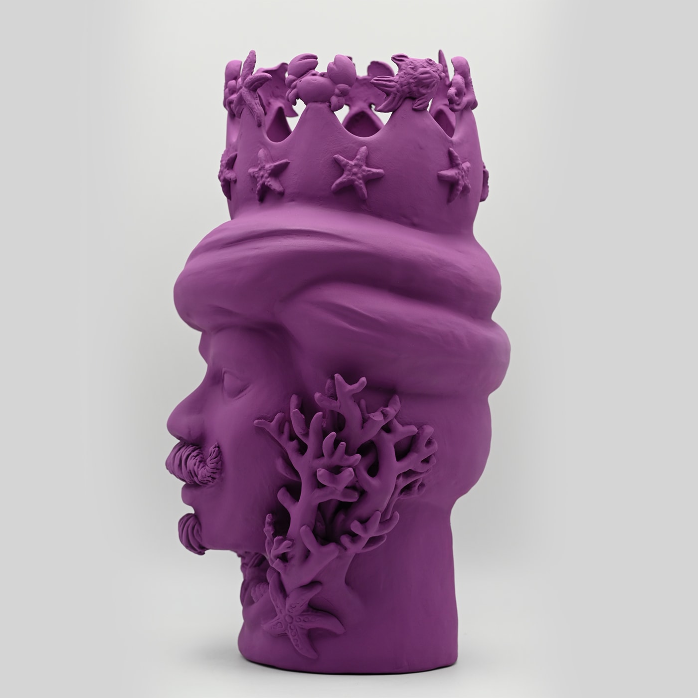 Fioletowa rzeźba Głowa Maura