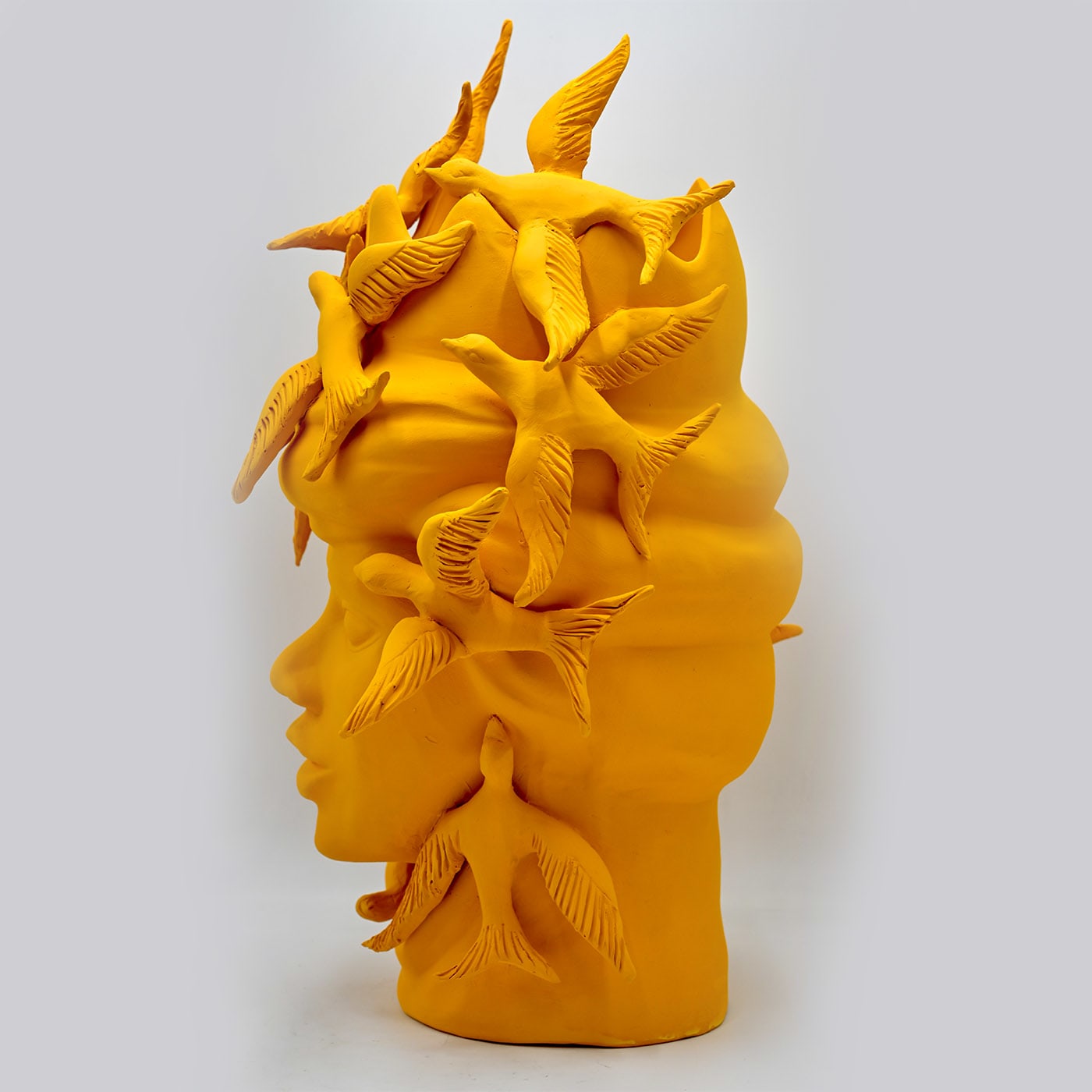 Pomarańczowa rzeźba Głowa Maura