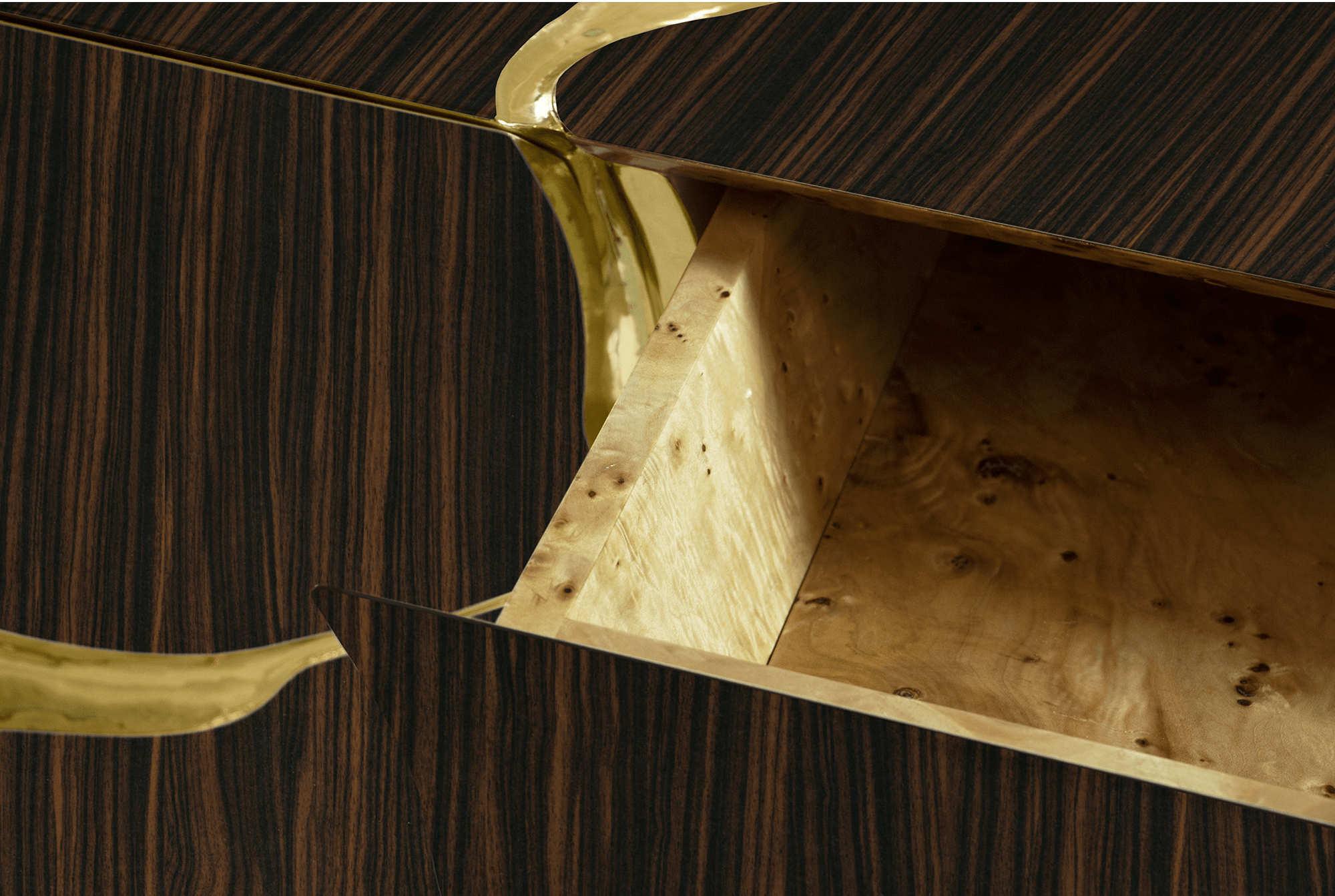 Brązowo-złoty kredens Opulent