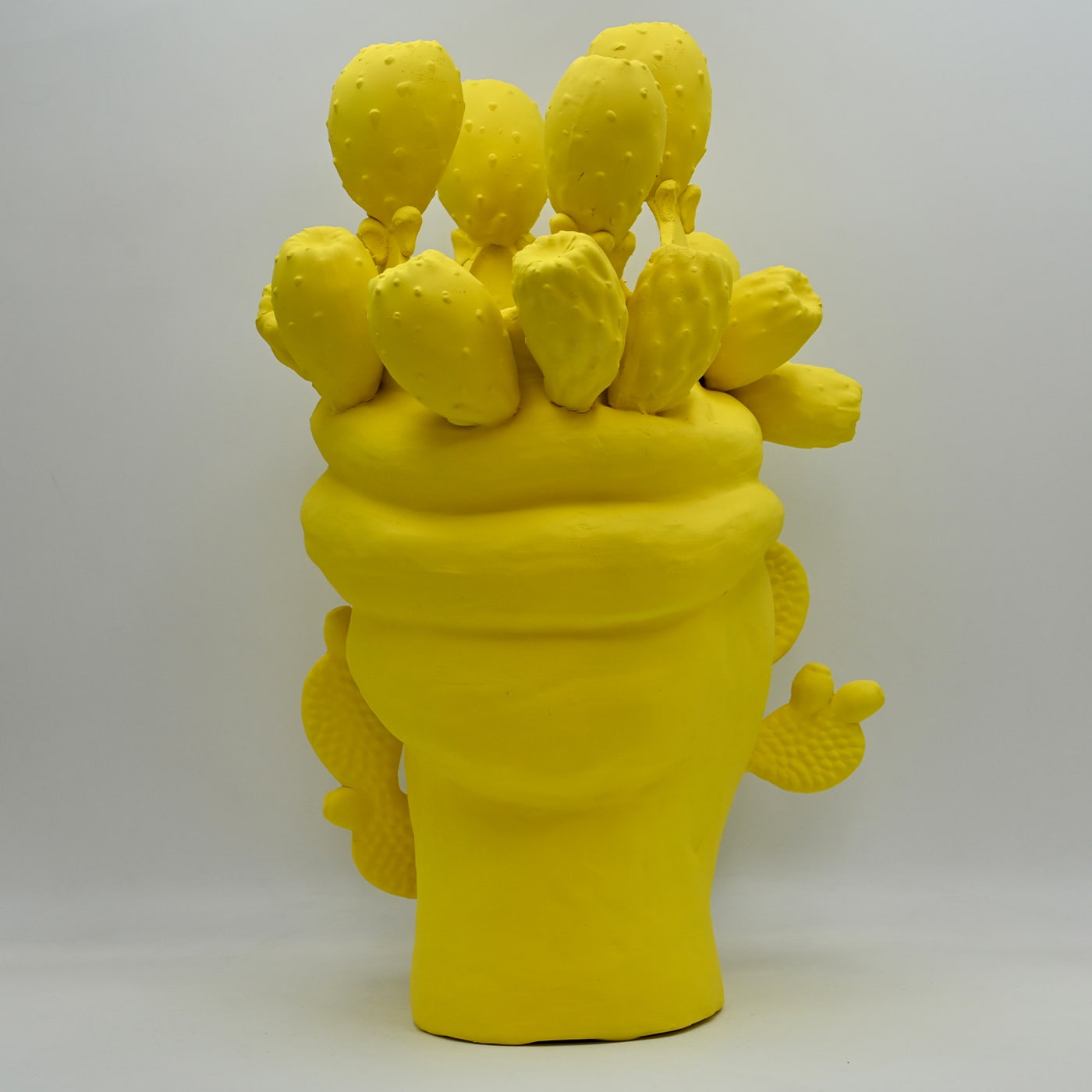 Żółta unikalna rzeźba Głowa Maura