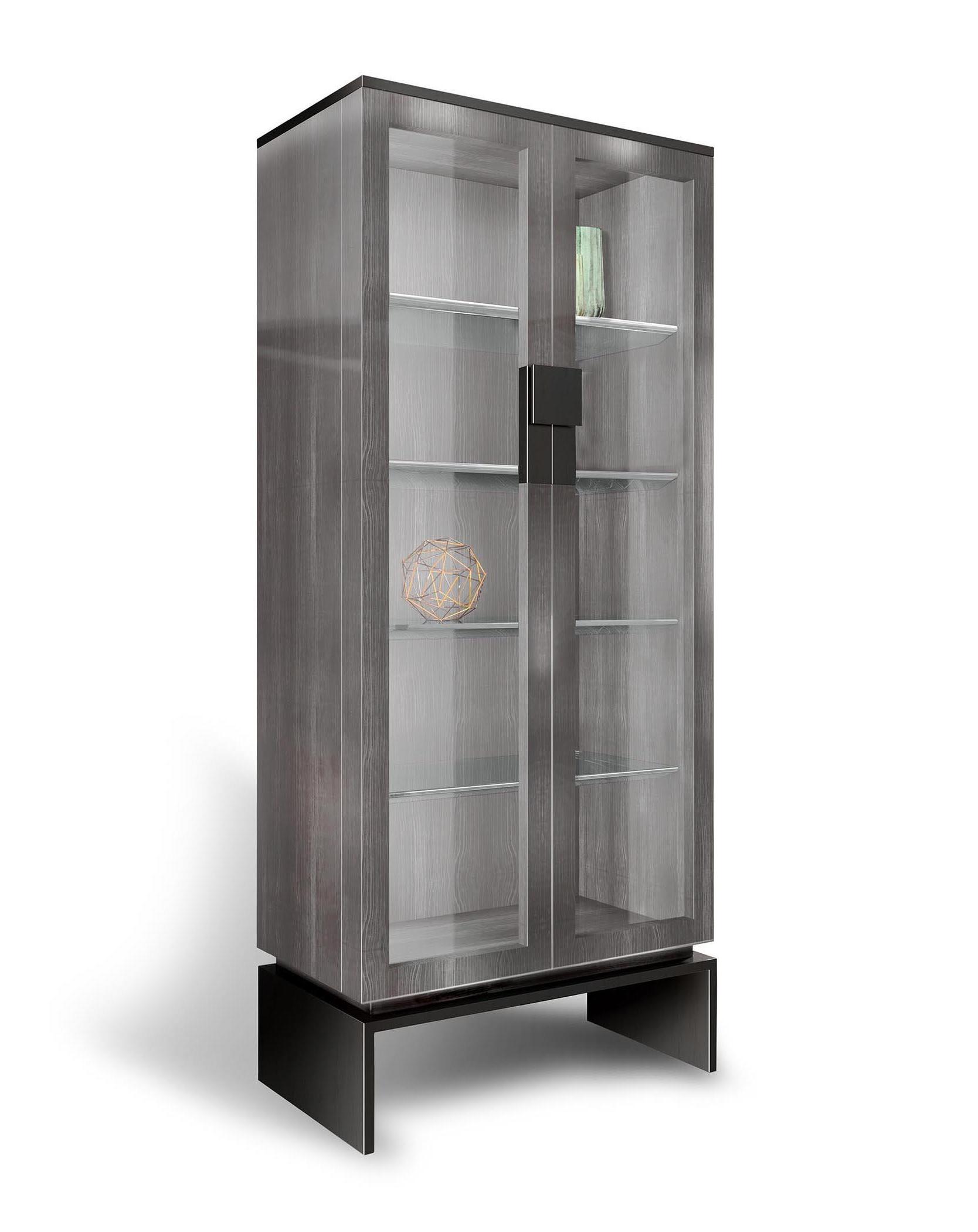 Witryna cedrowa ze szklanymi drzwiczkami i metalowymi akcentami