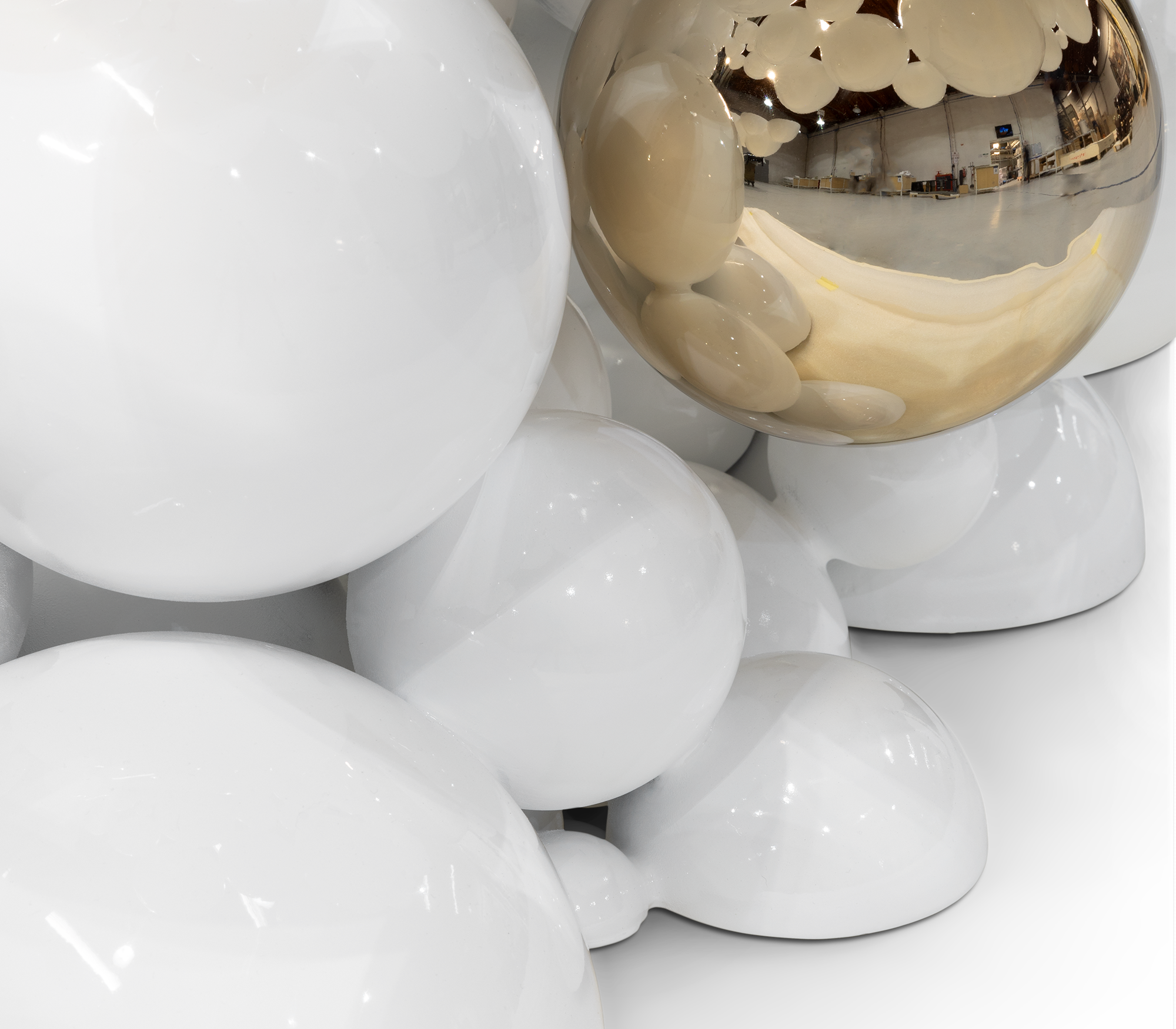 Biały stolik kawowy Orbit