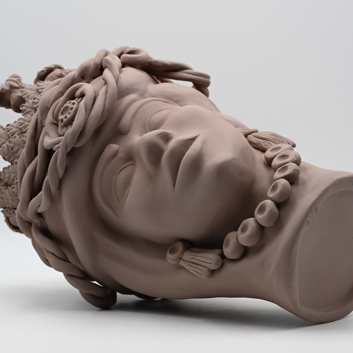 Rzeźba Głowa Maura w kolorze piaskowym