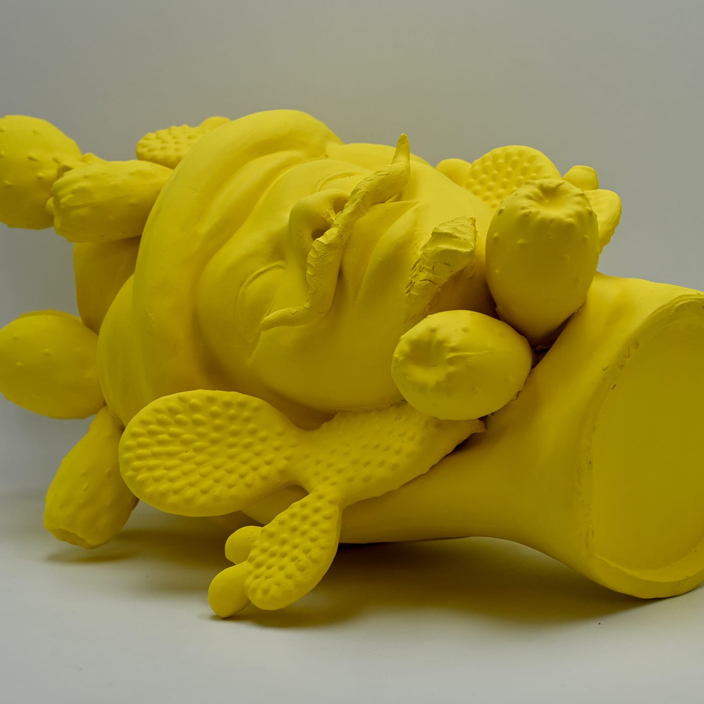 Żółta unikalna rzeźba Głowa Maura