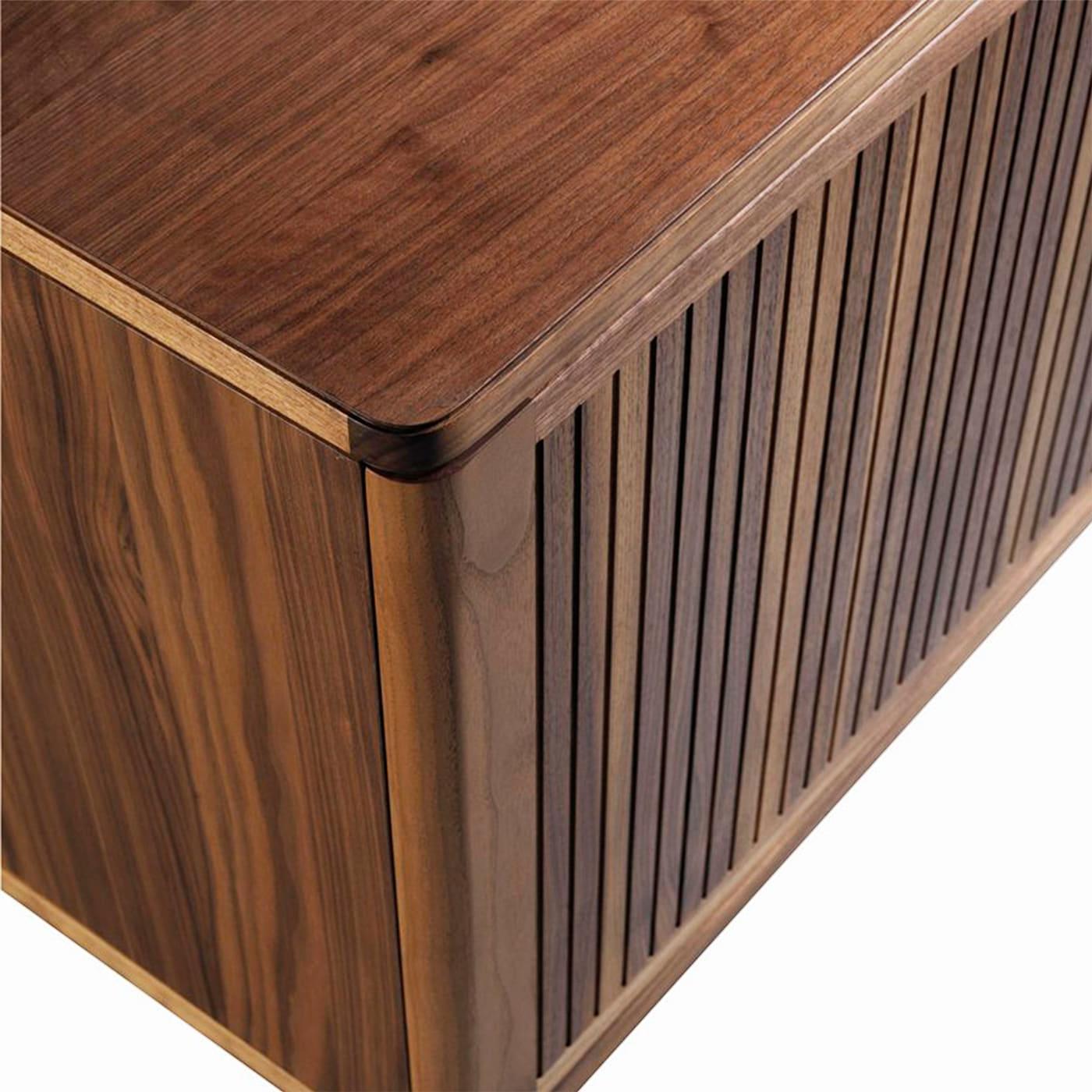 Brązowy kredens trzydrzwiowy Eleva