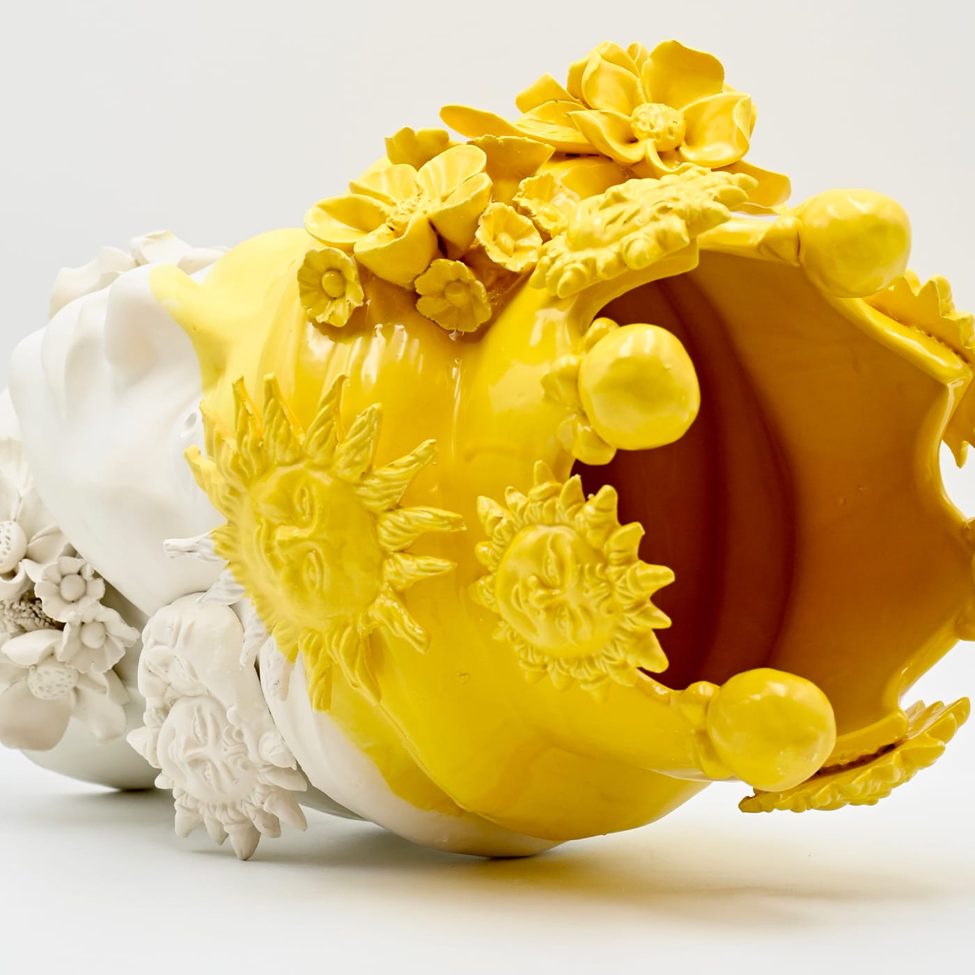 Ręcznie wykonana rzeźba Głowa Maura w kolorze złota i bieli