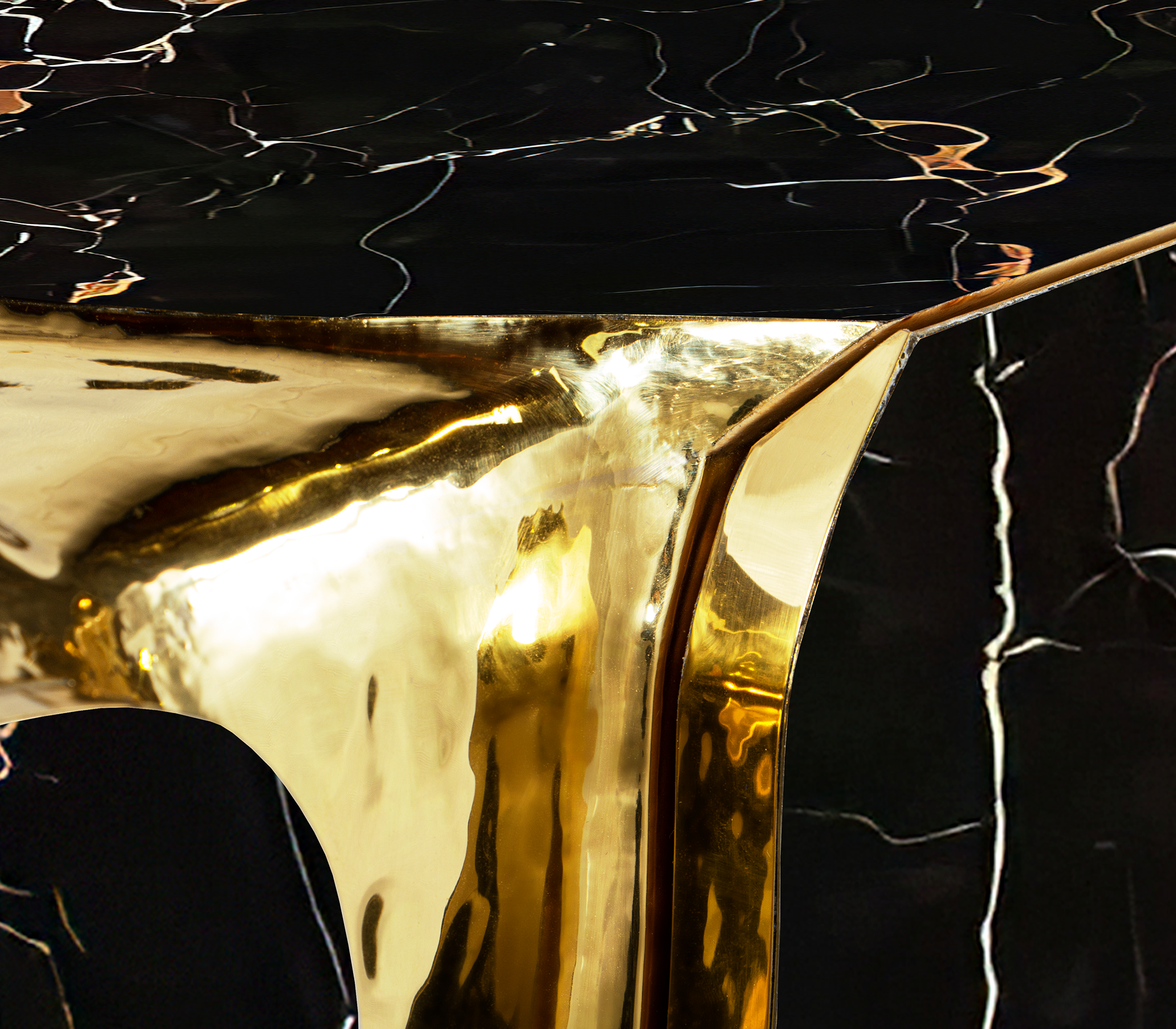 Czarno-złoty kredens Opulent