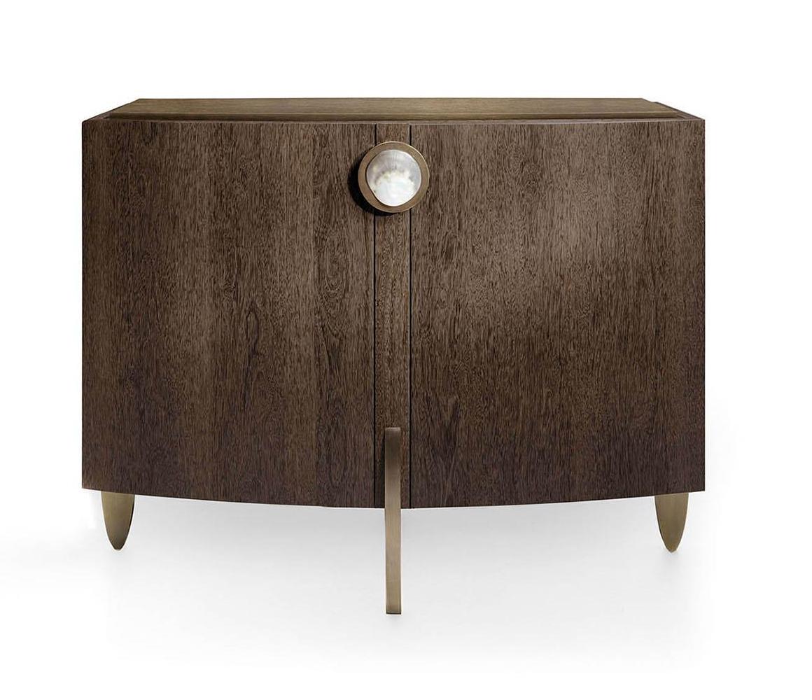 Kredens Curve z perłowymi uchwytami i brązowymi akcentami