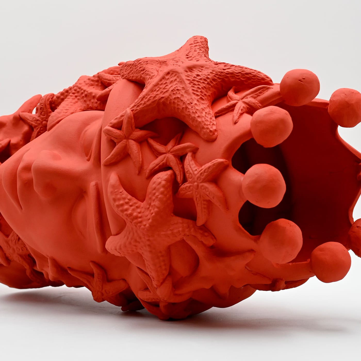 Ręcznie wykonana czerwona rzeźba Głowa Maura