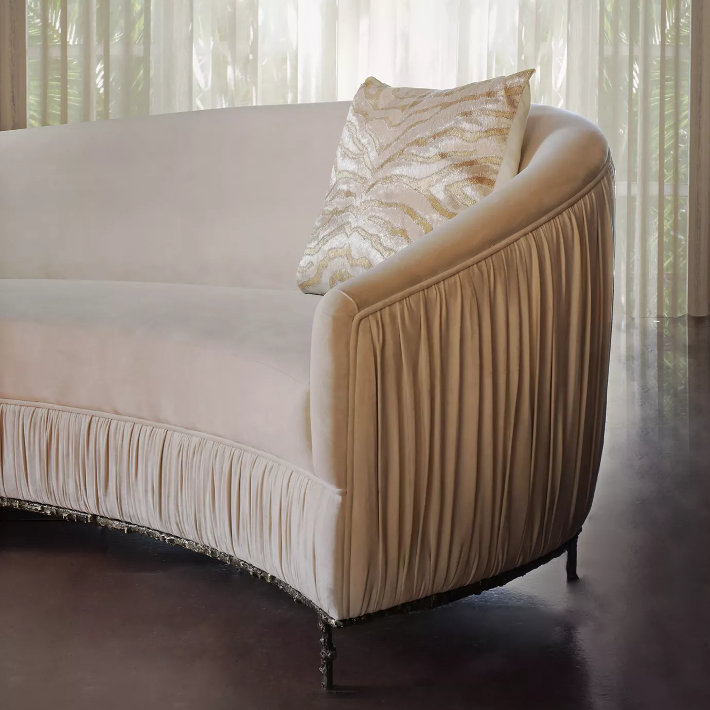 Sofa Vamp z metalową podstawą