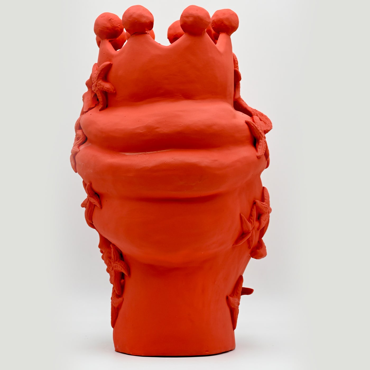 Ręcznie wykonana czerwona rzeźba Głowa Maura