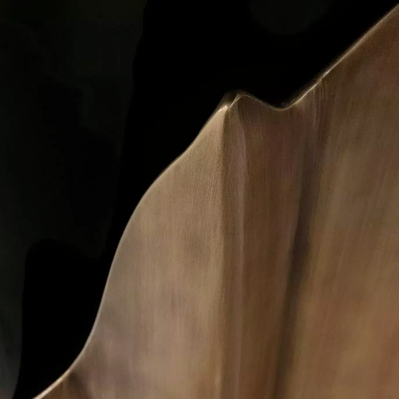 Stolik boczny Solstice z postarzanego złota