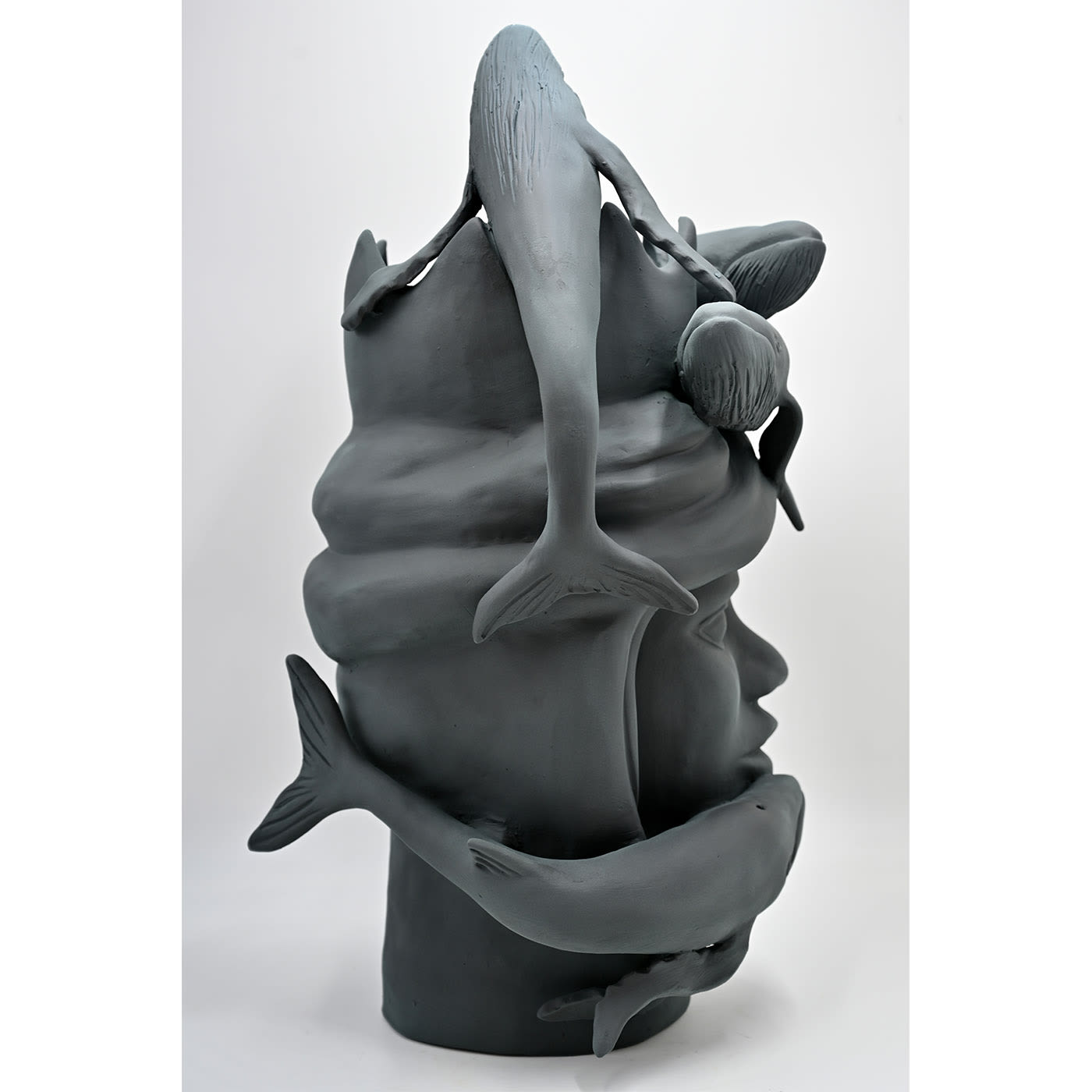 Szara rzeźba Głowa Maura