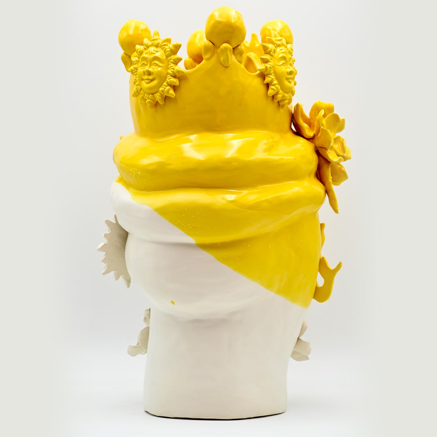 Ręcznie wykonana rzeźba Głowa Maura w kolorze złota i bieli