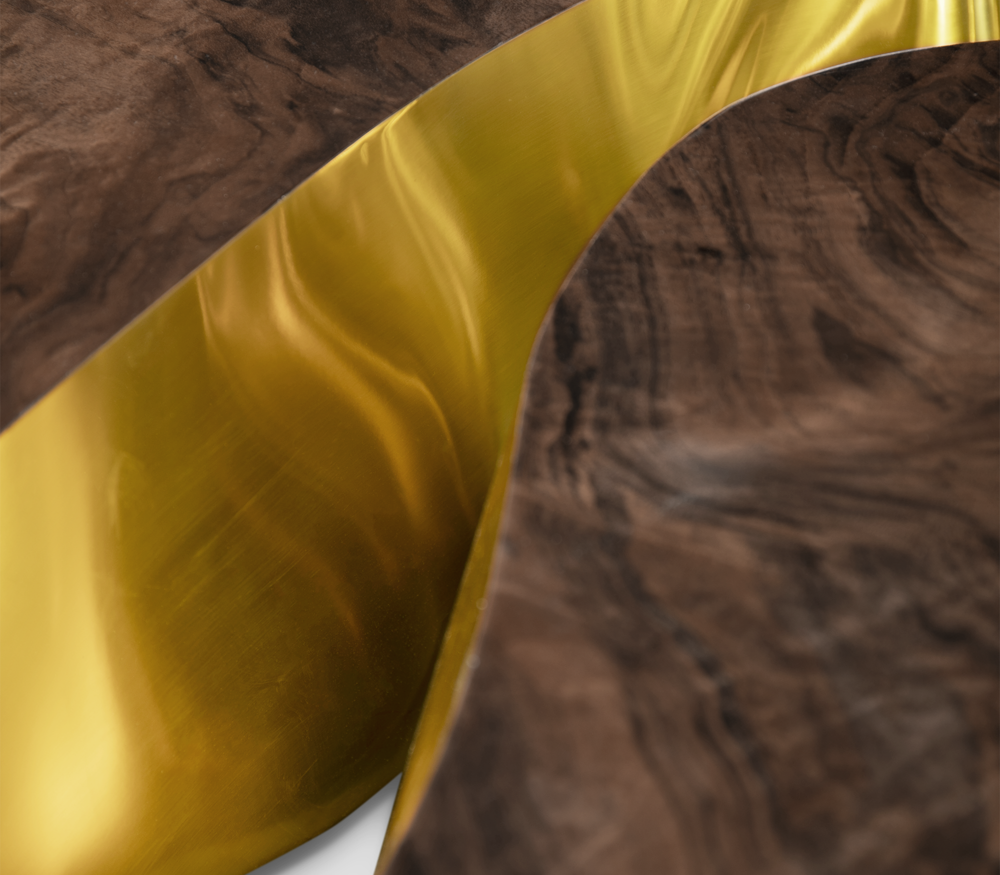 Orzechowy owalny stolik kawowy Fissure