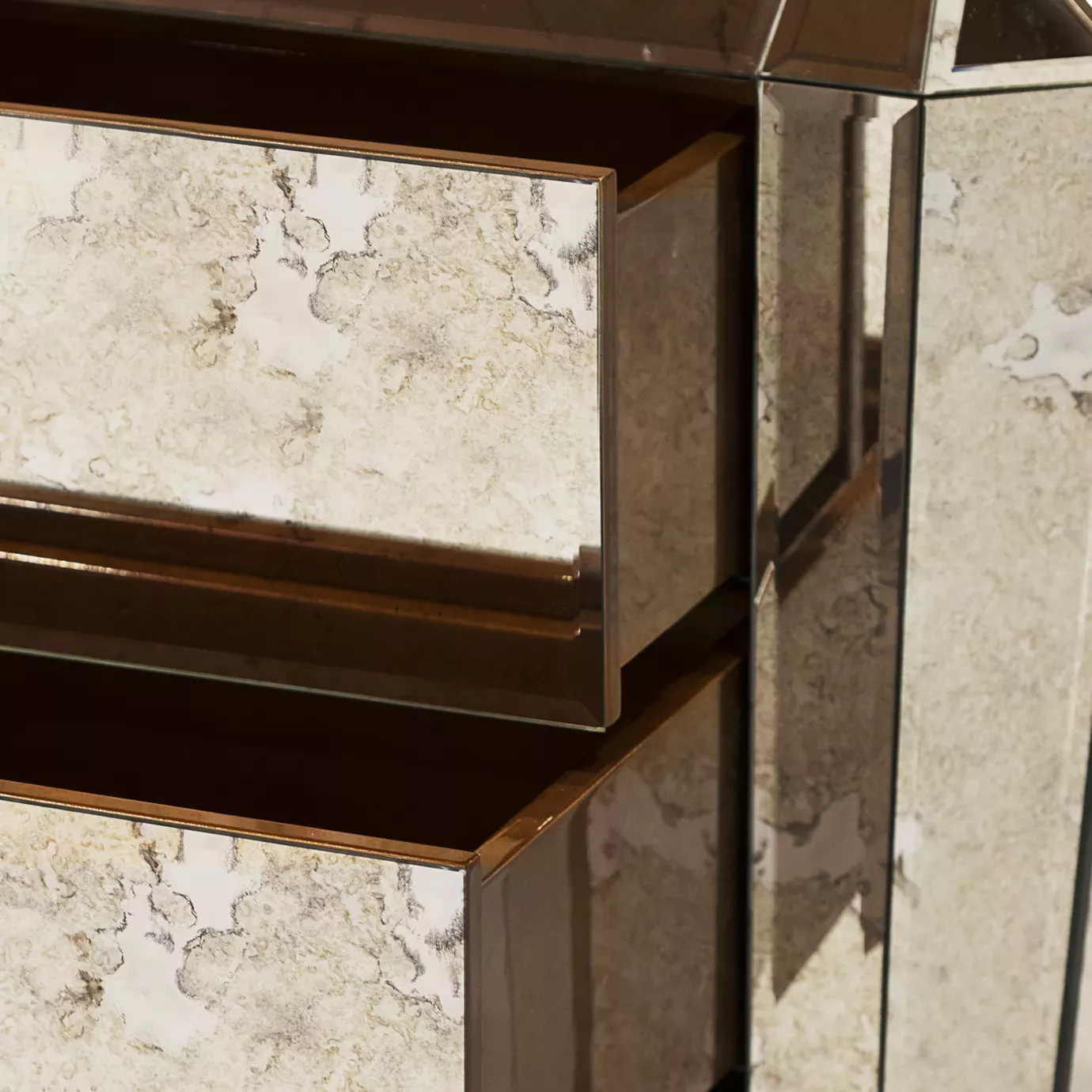 Szafka nocna Tamaris z trzema szufladami