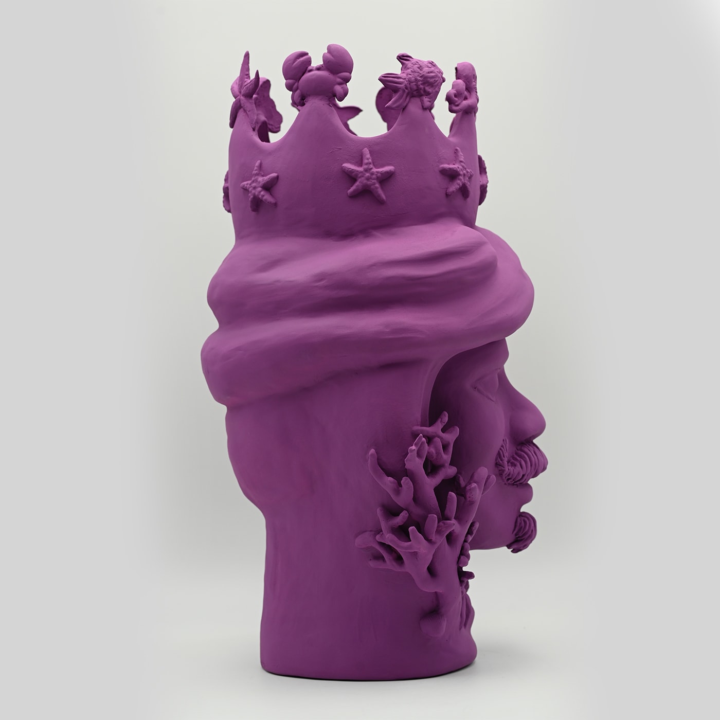 Fioletowa rzeźba Głowa Maura