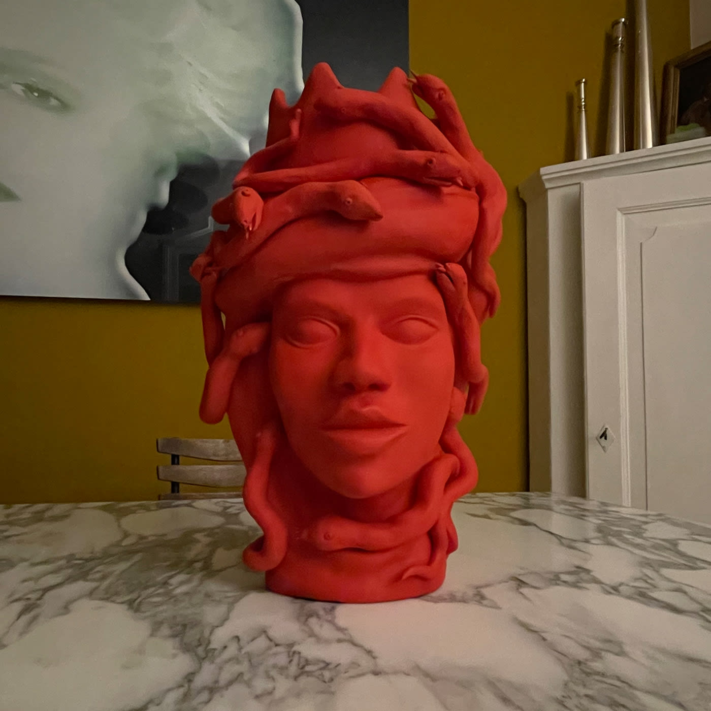 Czerwona rzeźba Głowa Maura