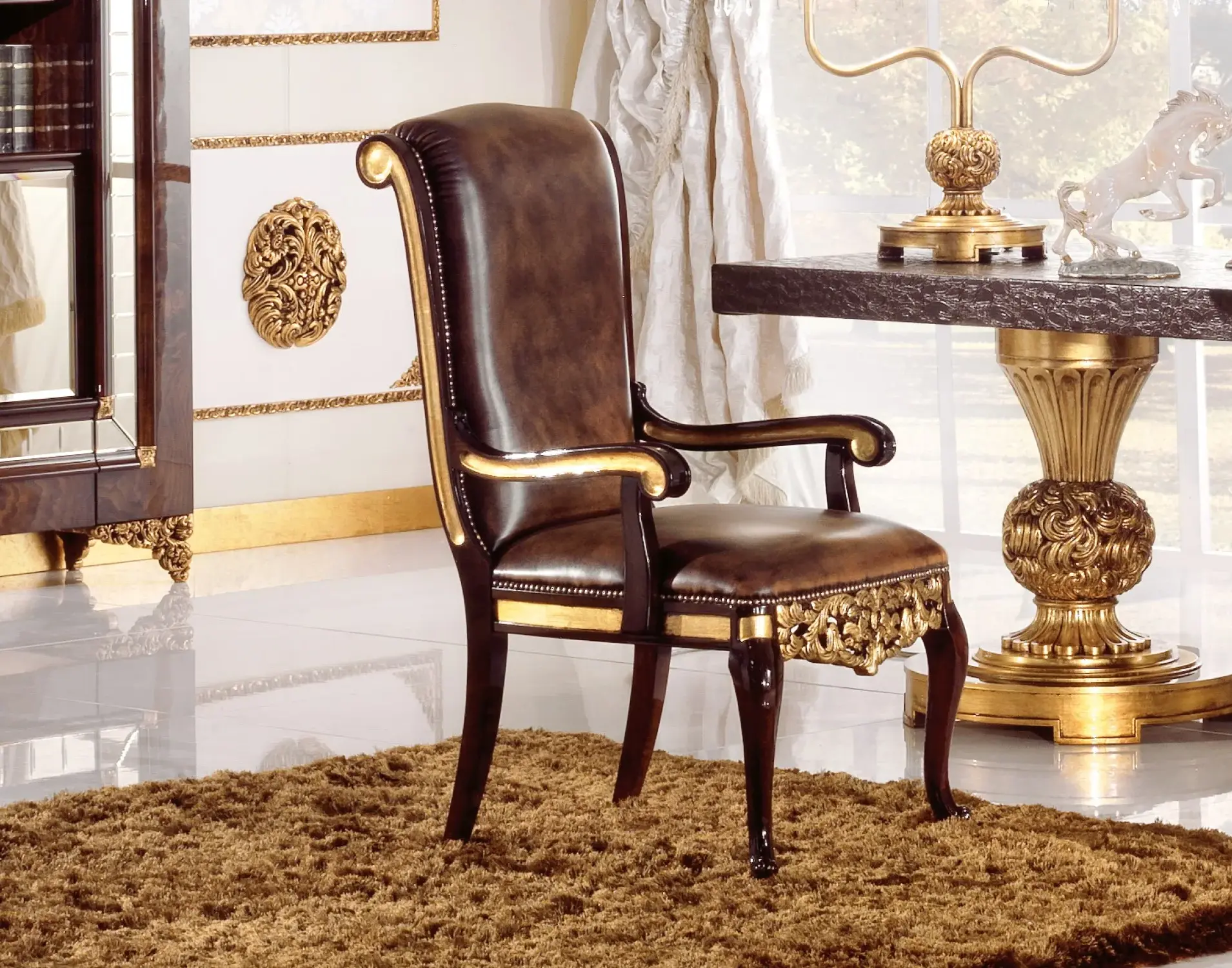 Klasyczne skórzane krzesło z podłokietnikami