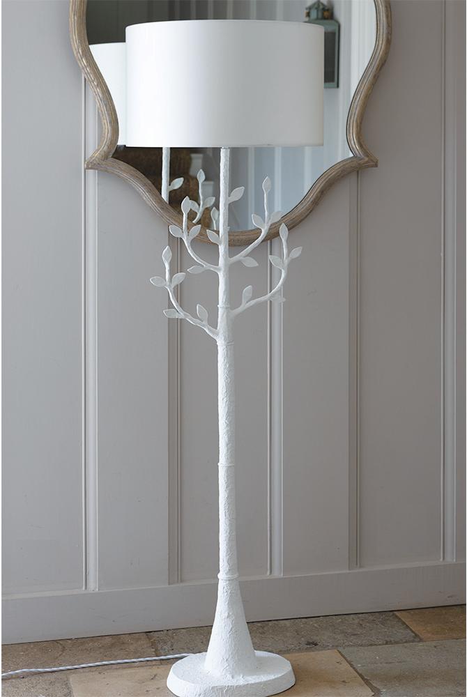 Lampa stojąca Millana z wykończeniem kredowym